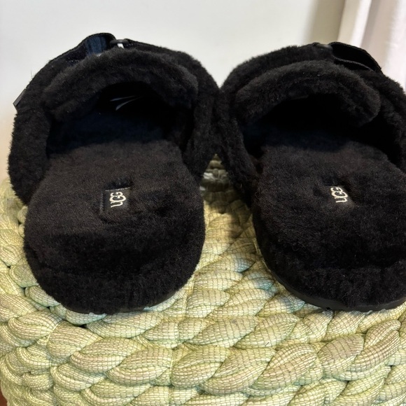 UGG Black Fuzzy Wool Closed Round Toe Logo Print Strap Slippers NWOB - Picture 7 of 10